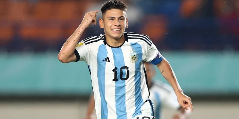 Claudio Echeverri: "Tiểu Messi" Mới Của Argentina Có Gì Đặc Biệt? 6 Echeverri với nhiều điểm tương đồng với Messi